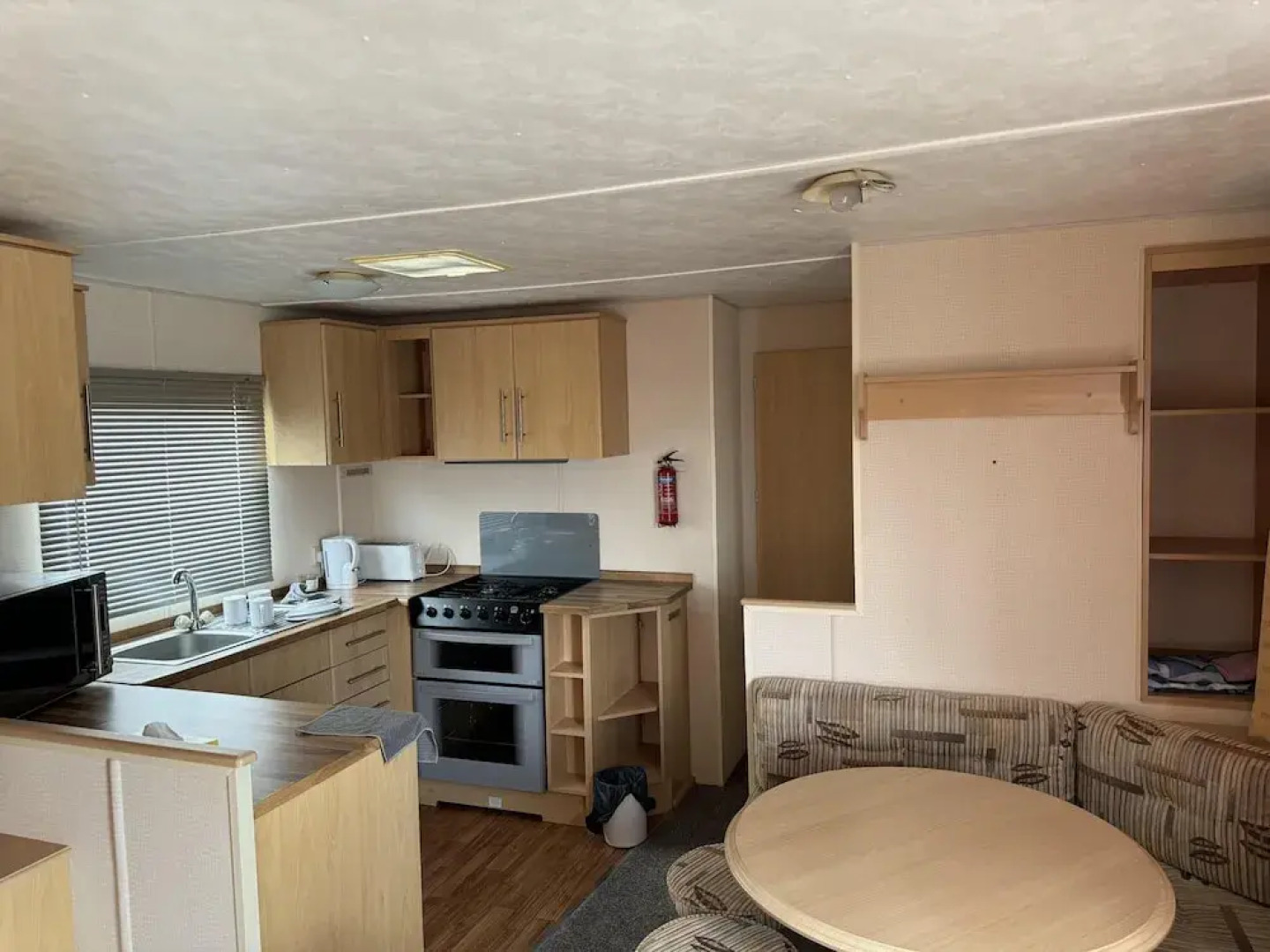 3 Bed Caravan - Sleeps 6 - Pets - Parking - Wifi