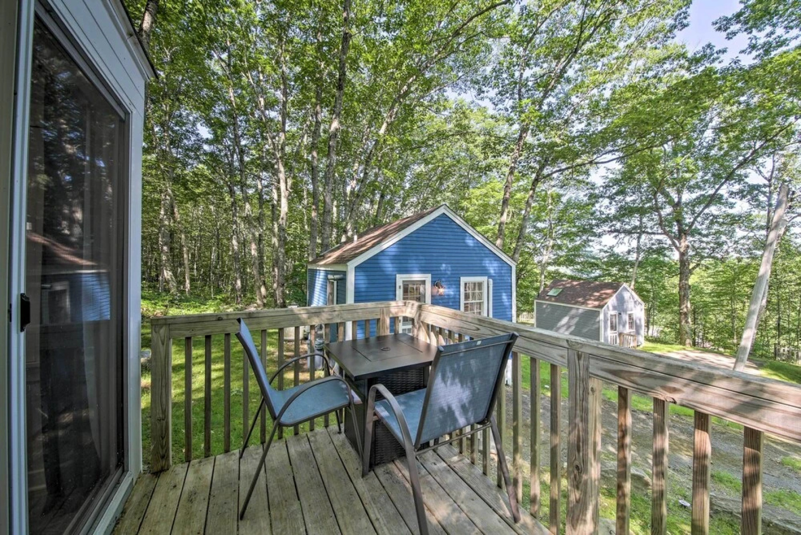 Lush Edgecomb Studio Cottage w/ Fire Table!