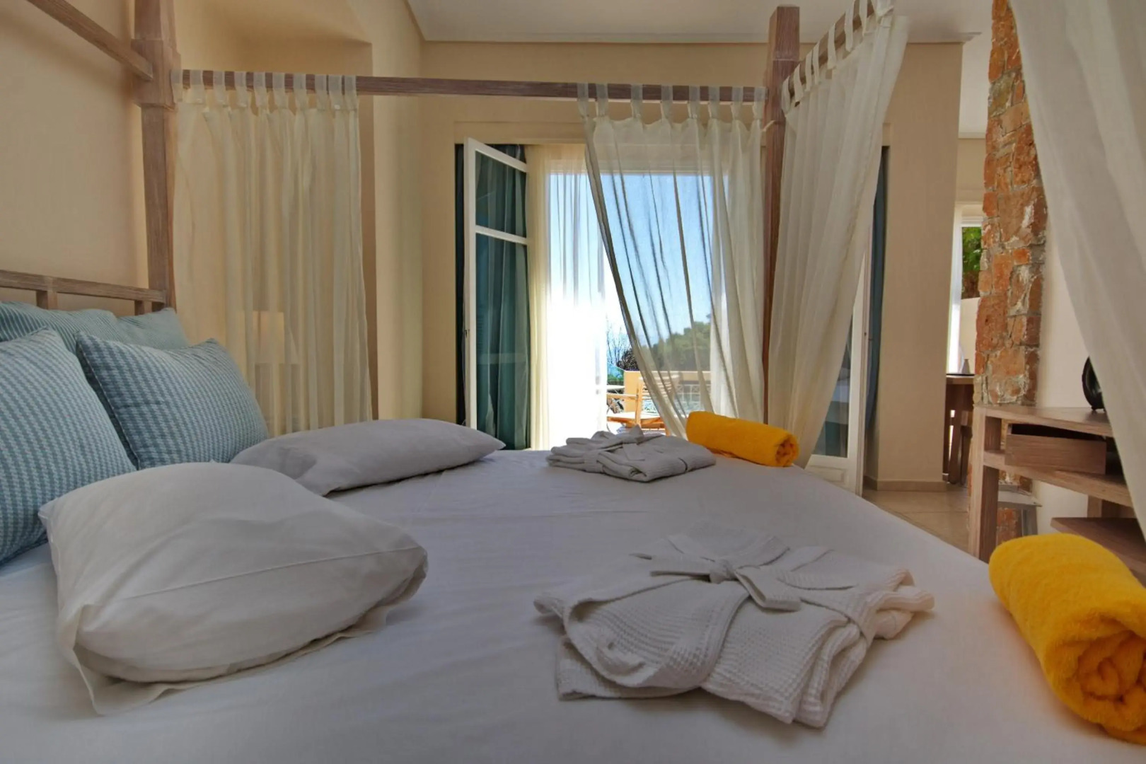 Alonissos Beach Bungalows & Suites Hotel