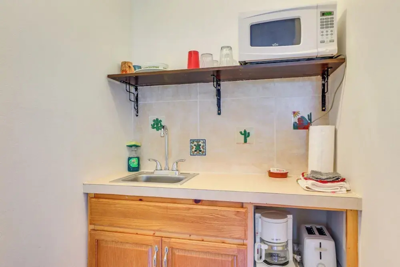 7 Mi to Beach: Pinellas Park Studio w/ Patio