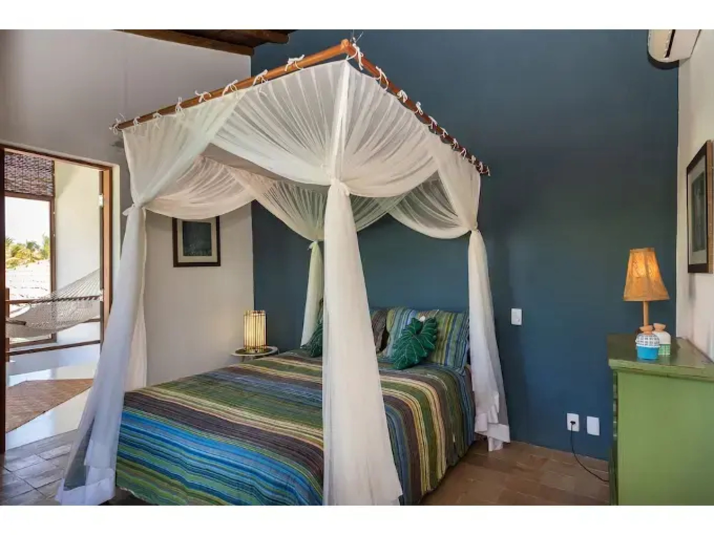 Vila do Outeiro em frente a praça da igreja