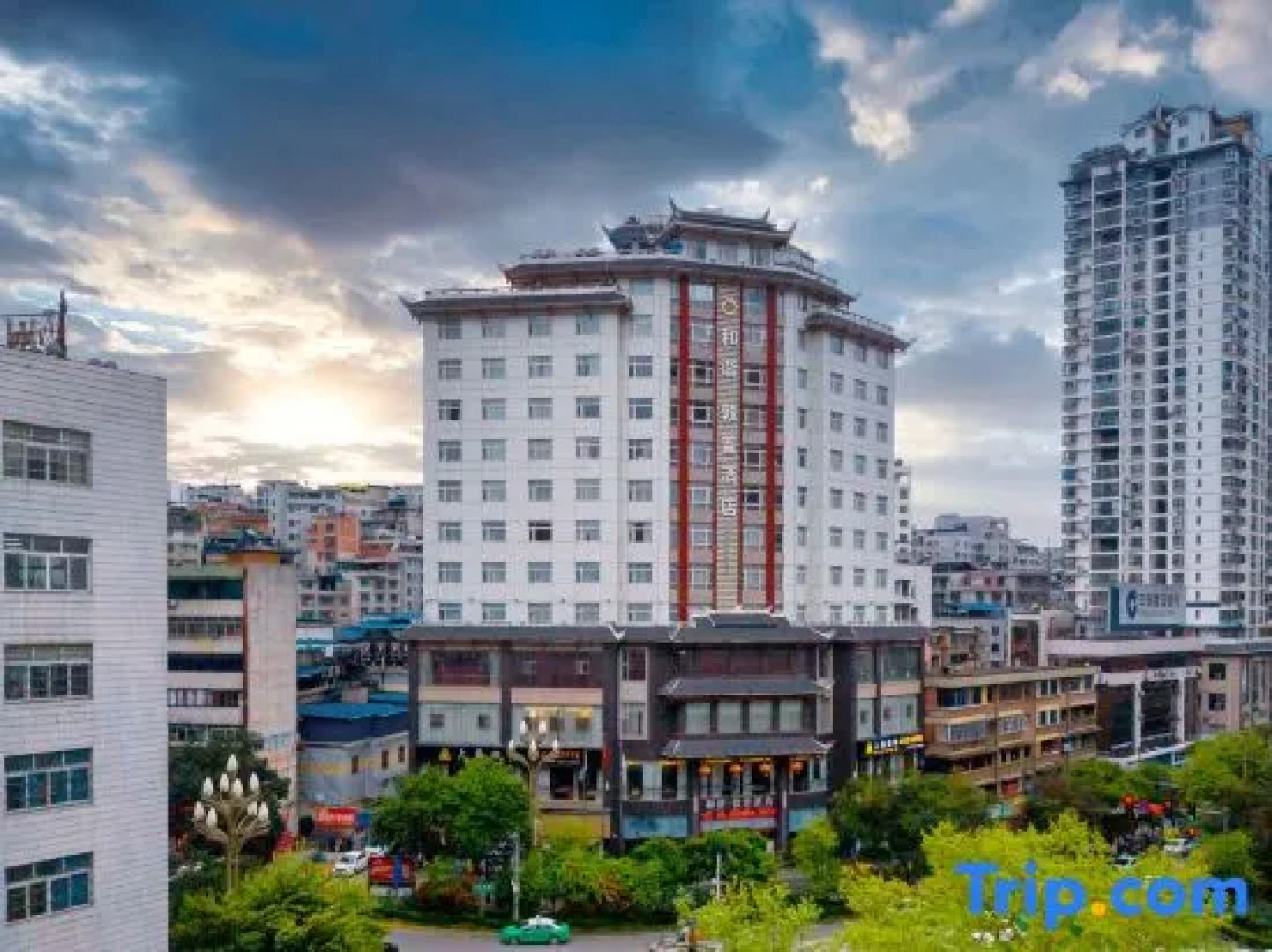 Harmonious Dunpu Hotel