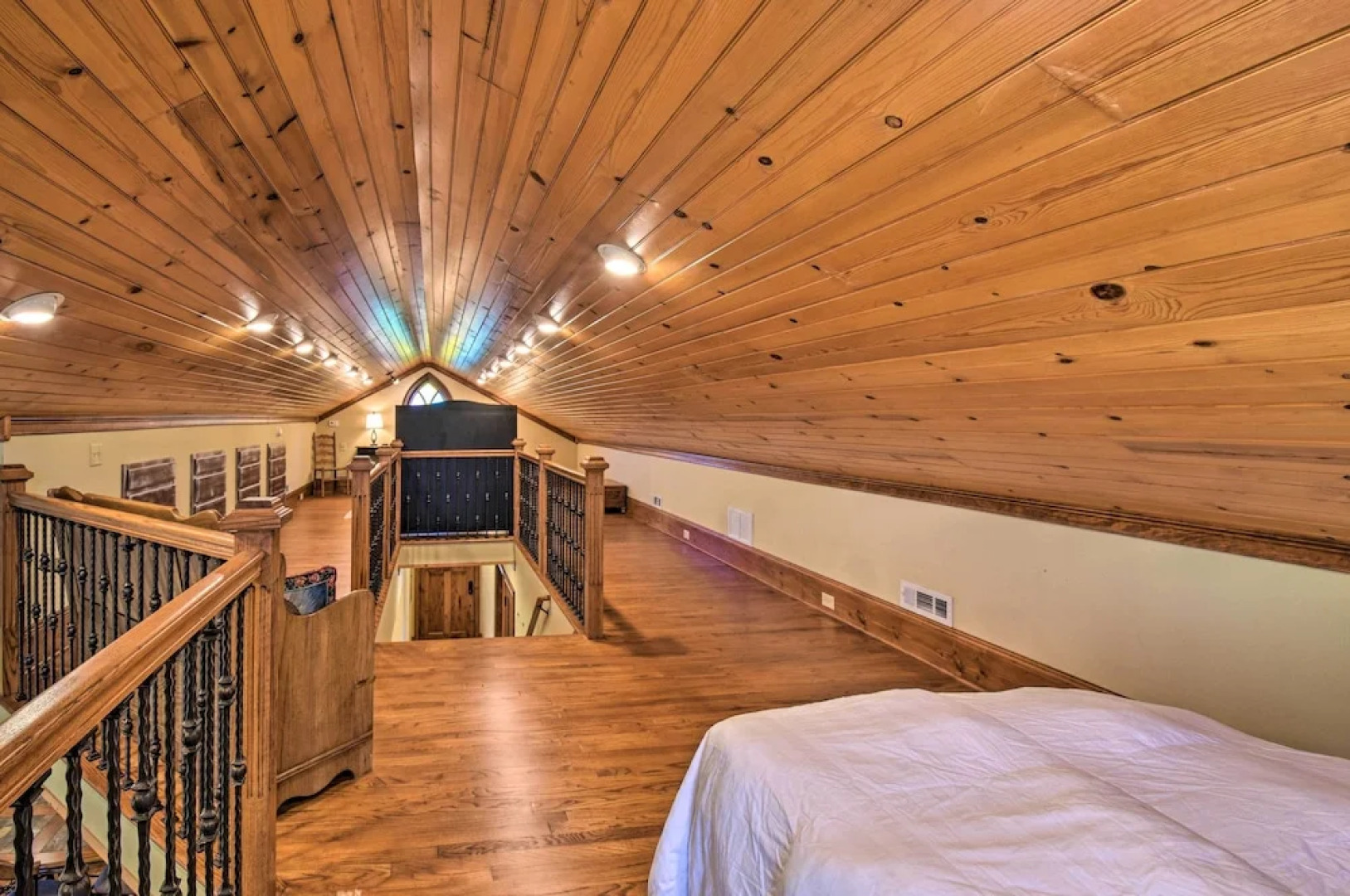 Clarkesville Ranch Cabin w/ Screened-in Porch!