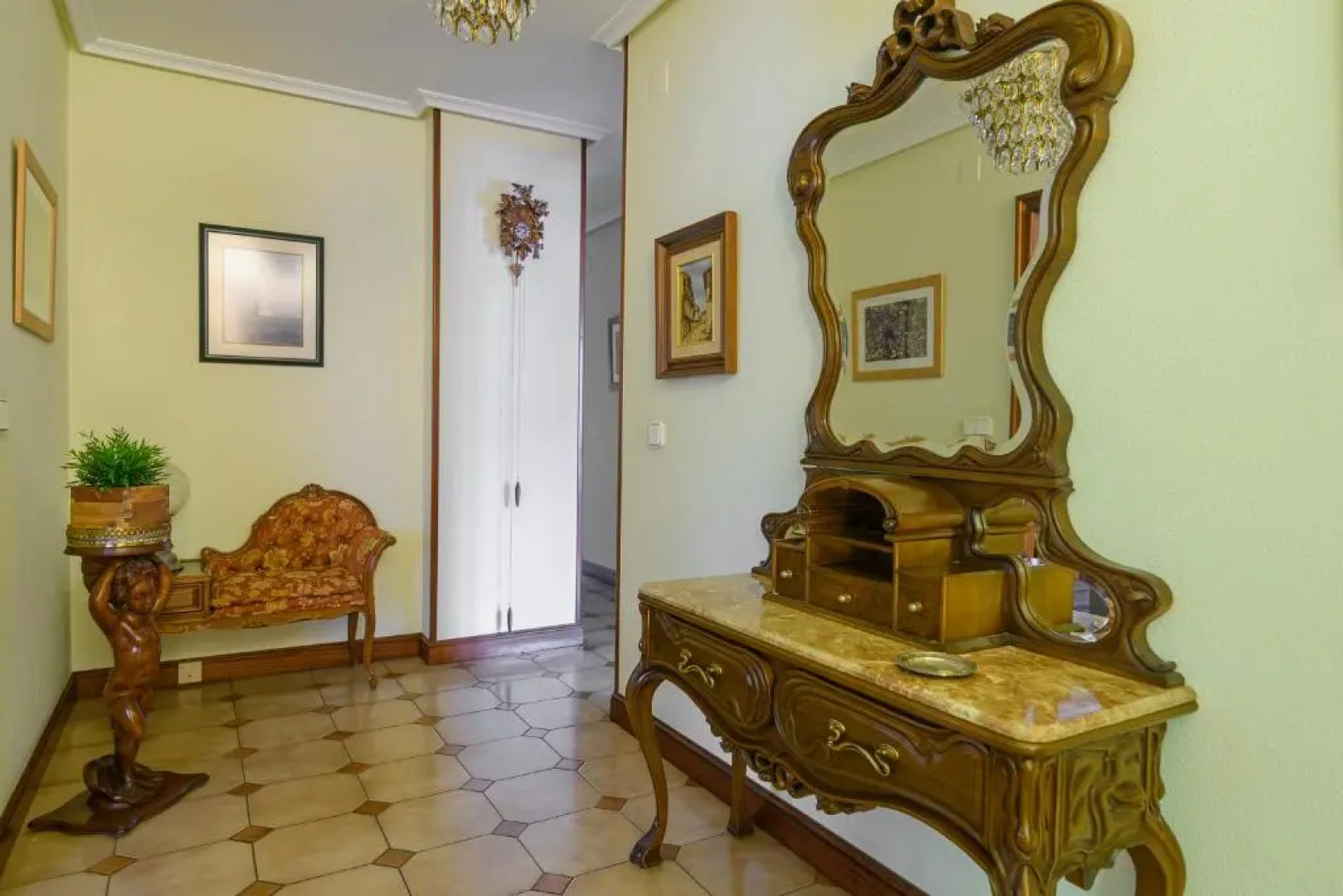 Casa marinera con piscina y jardín.