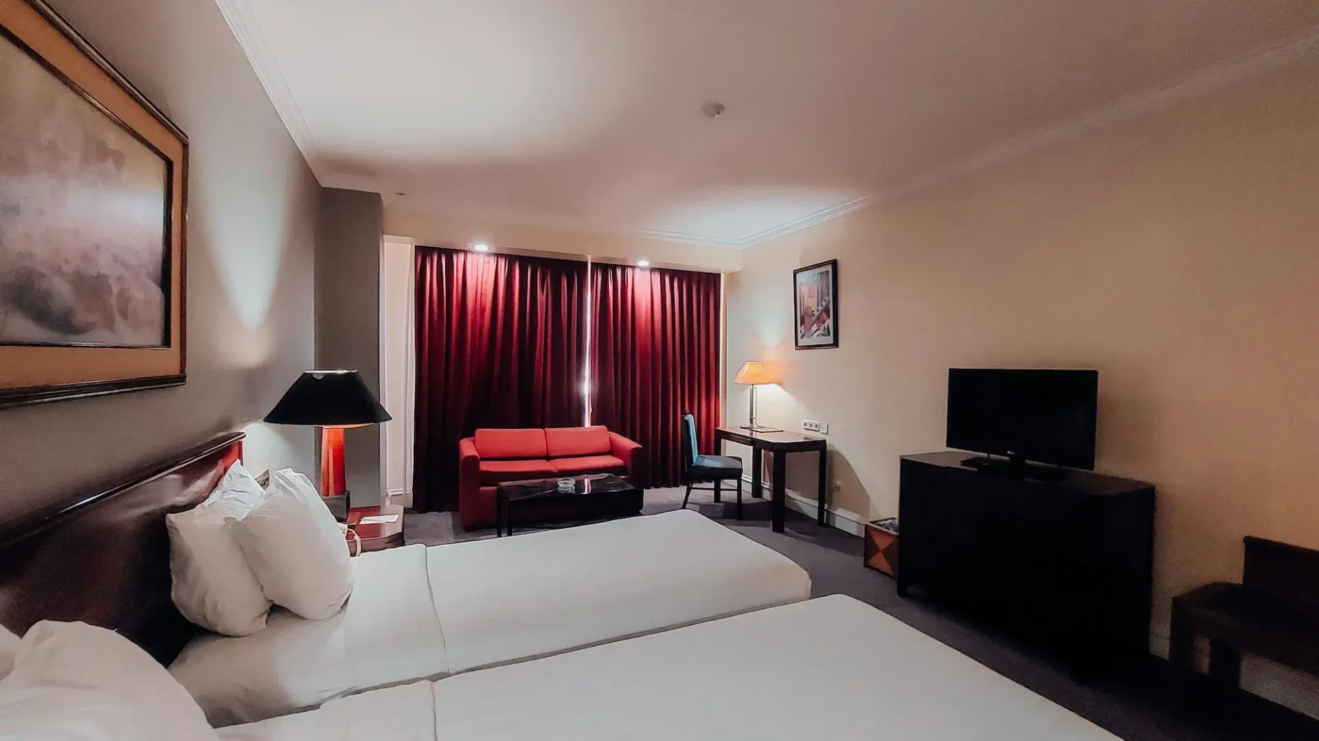 Surabaya Suites Hotel Powered by Archipelago