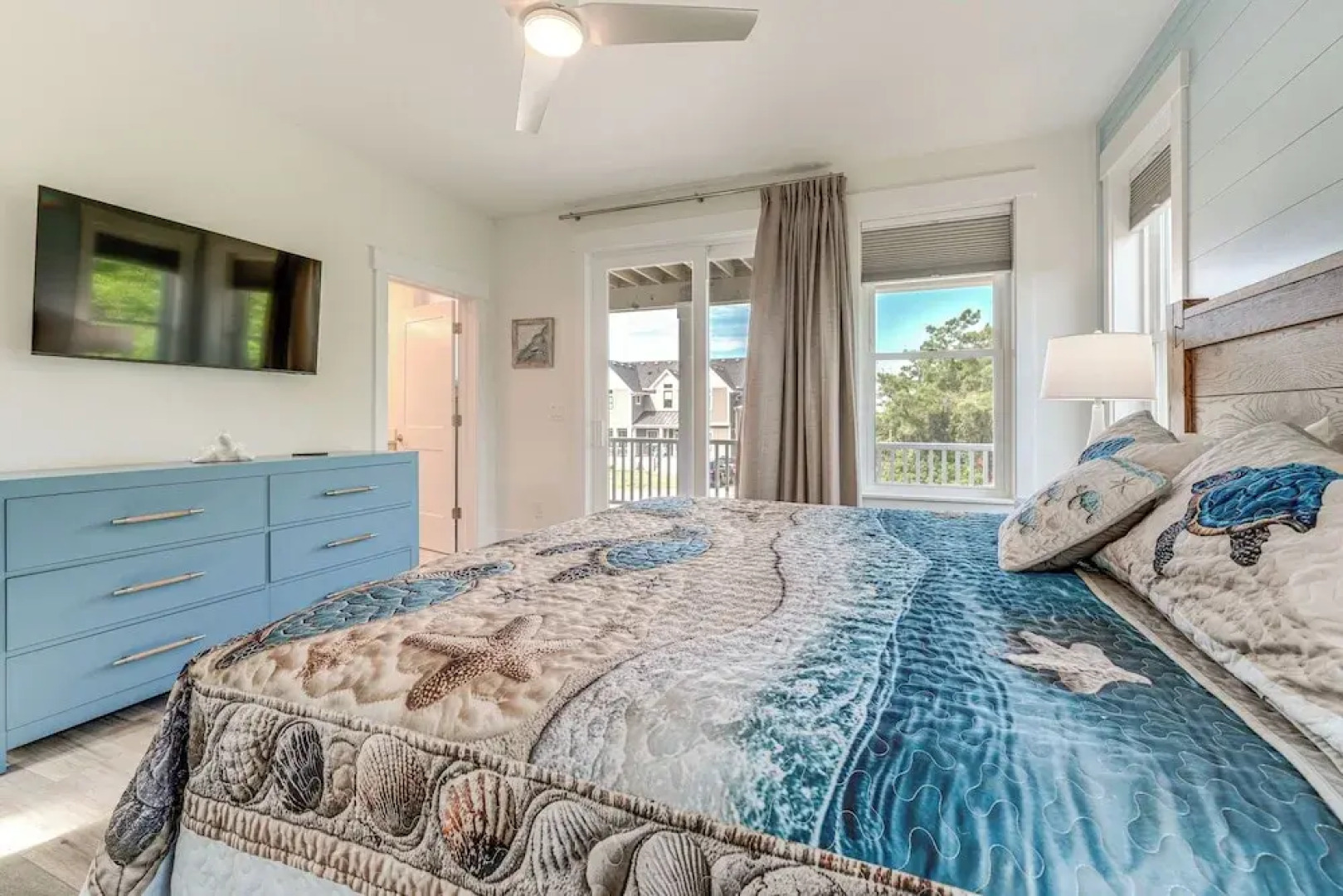 Walk to Beach: Southern Shores Retreat w/ Hot Tub