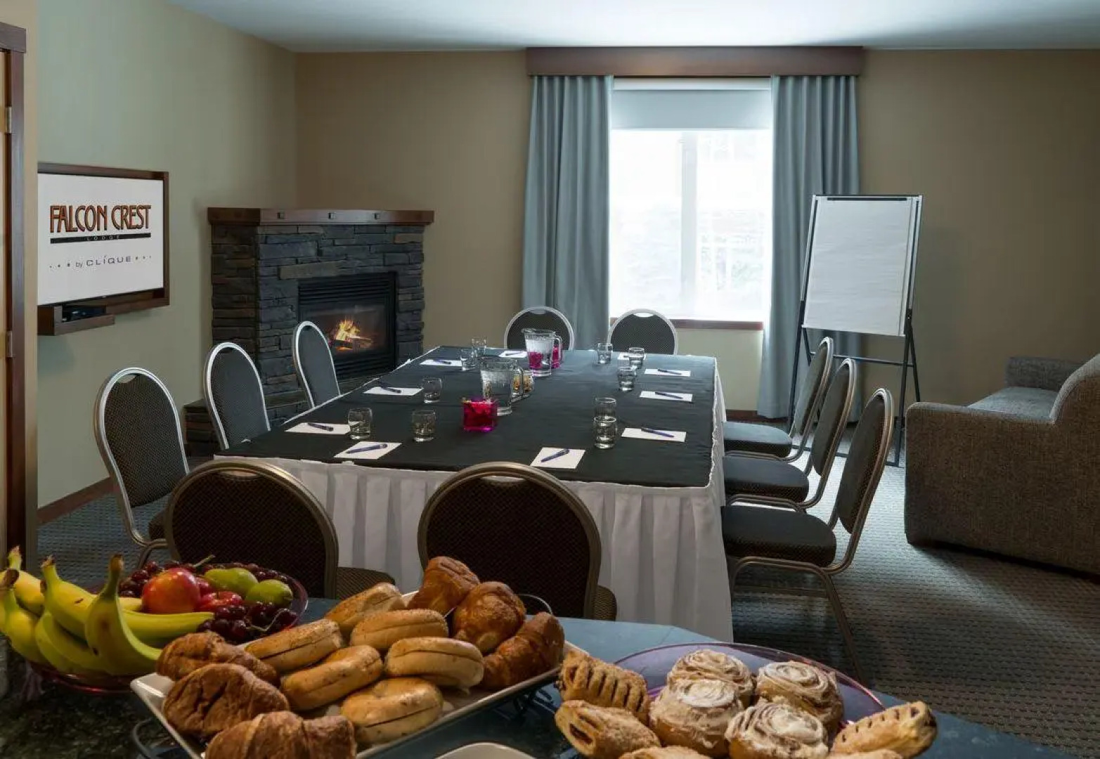 Falcon Crest Lodge by CLIQUE