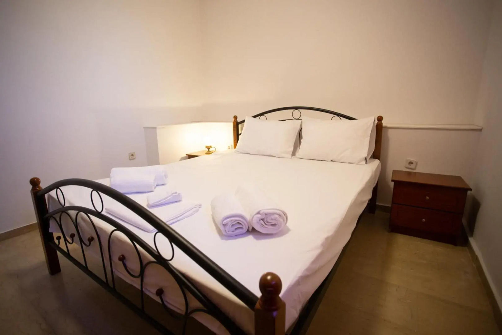 Traditional Apartment part of a Detached Villa on a luxurious Hill of Thessaloniki PANORAMA with a private garden with trees ,also available for Family and other gatherings and Kid's parties - under 13 , for less than 20 people alltogether