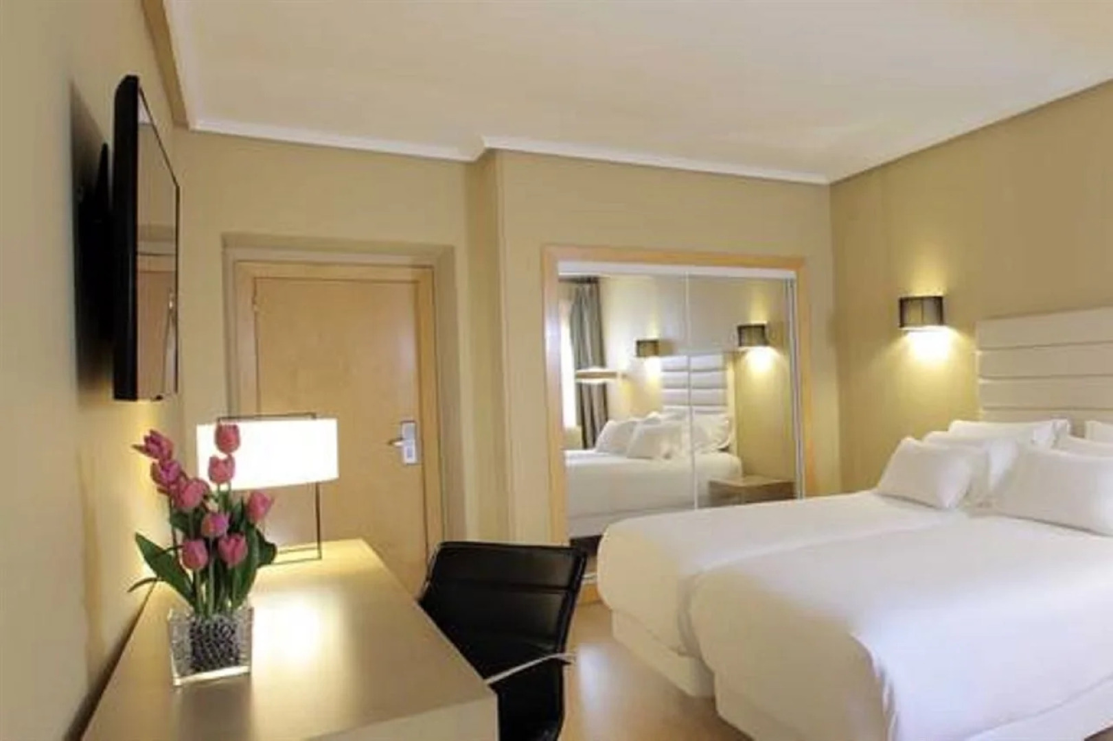 Отель NH Collection Cáceres Palacio de Oquendo