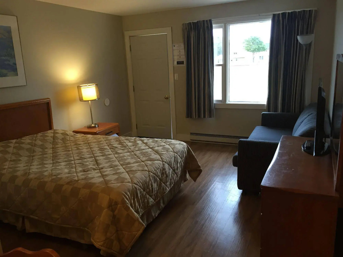 Royalty Maples Motel & Cottages