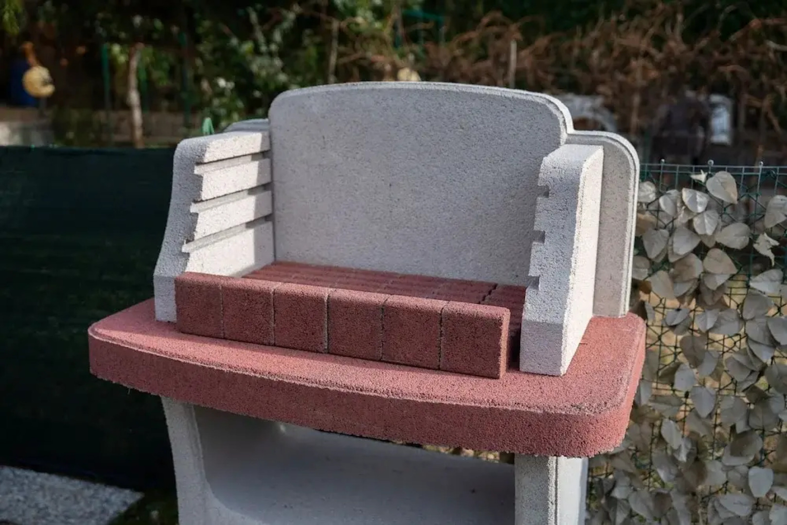 Scarlet Apartment With Garden