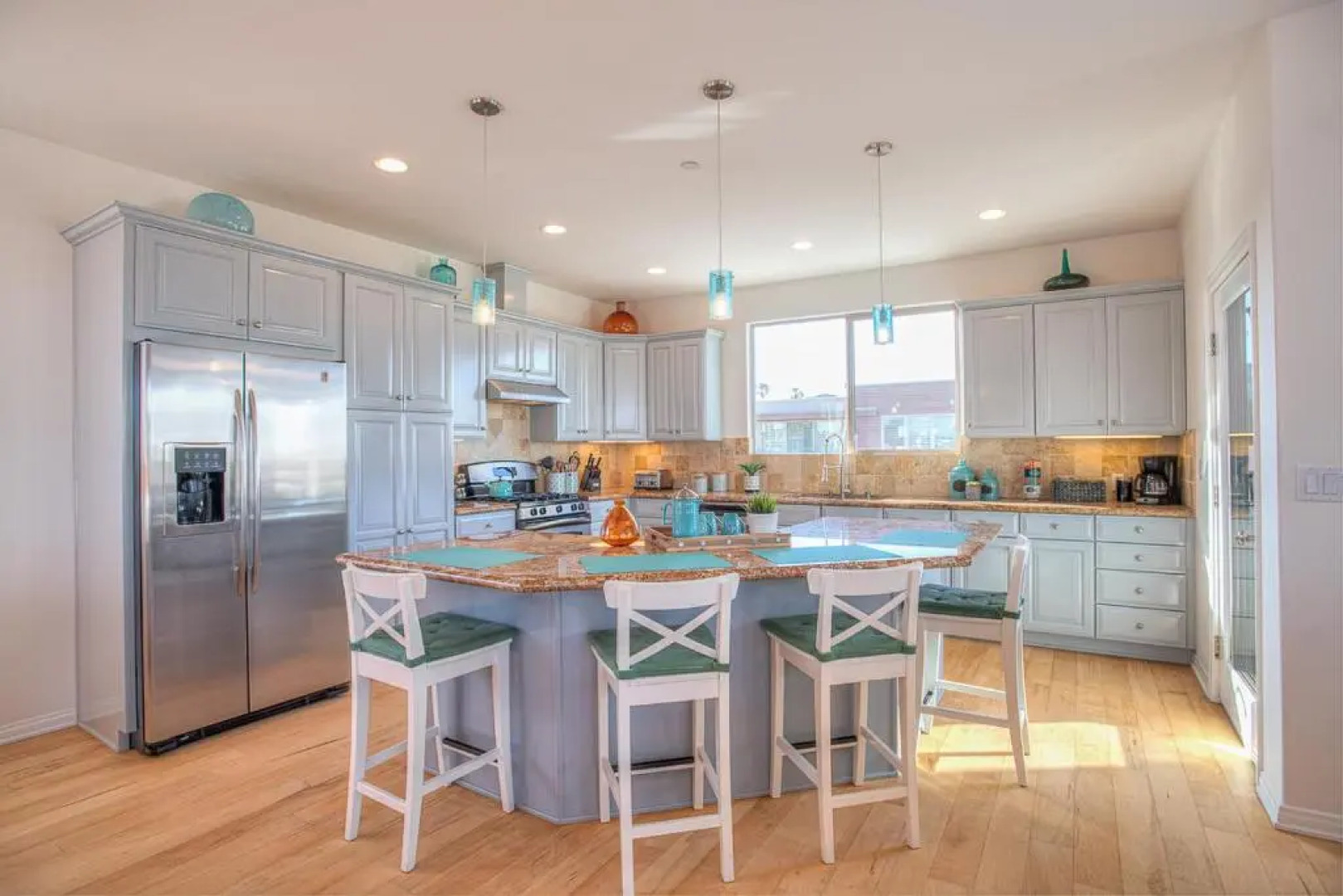 Spacious 4BR, Rooftop Deck, Fire Pit, Steps to Shore