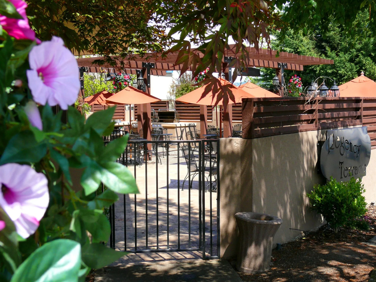 Rogue Regency Inn and Suites