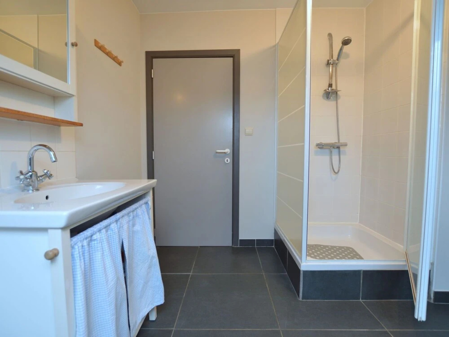 Holiday House with Jacuzzi, Spacious Garden, Beautiful Views And a Playground