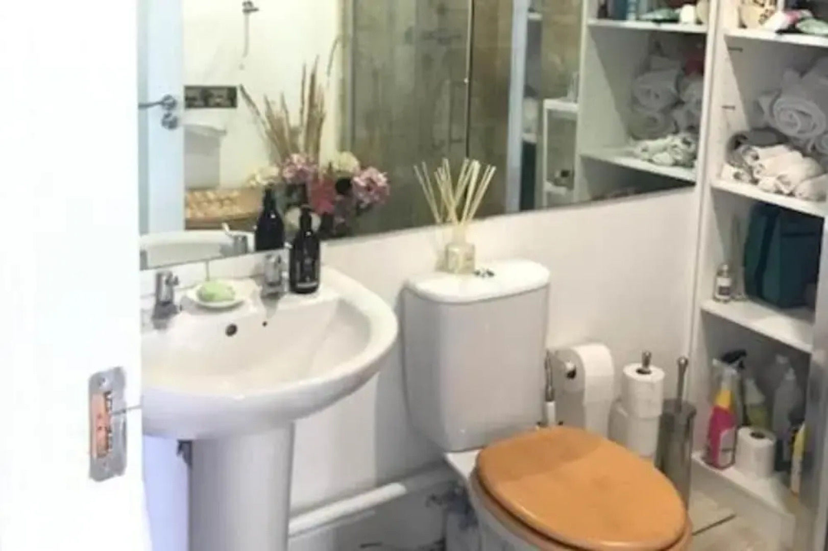 Coastal Hideaway - Sleeps 4 & Free Parking