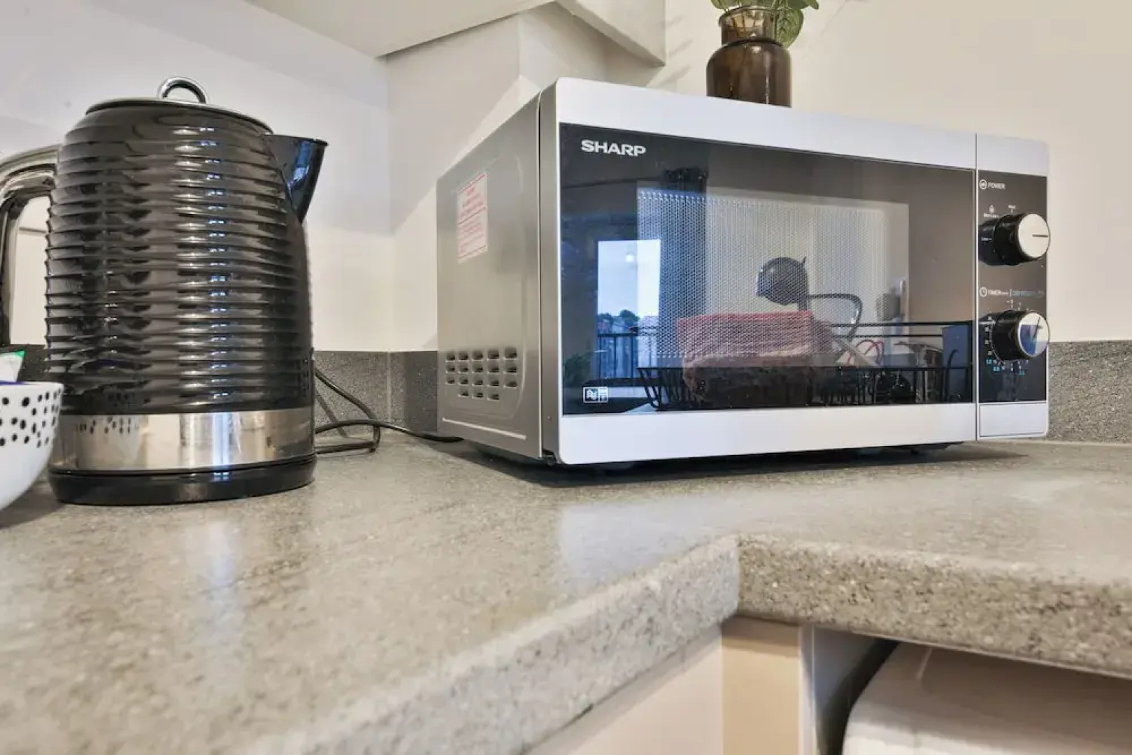 2 Bed Flat with Parking Near Waterfront