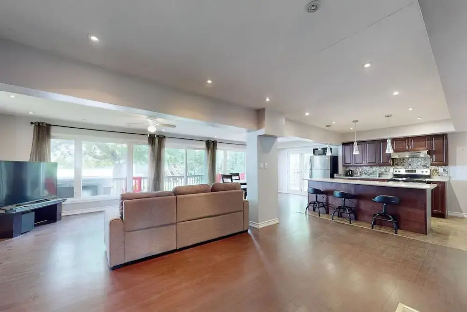 Charming Lakeside Cottage