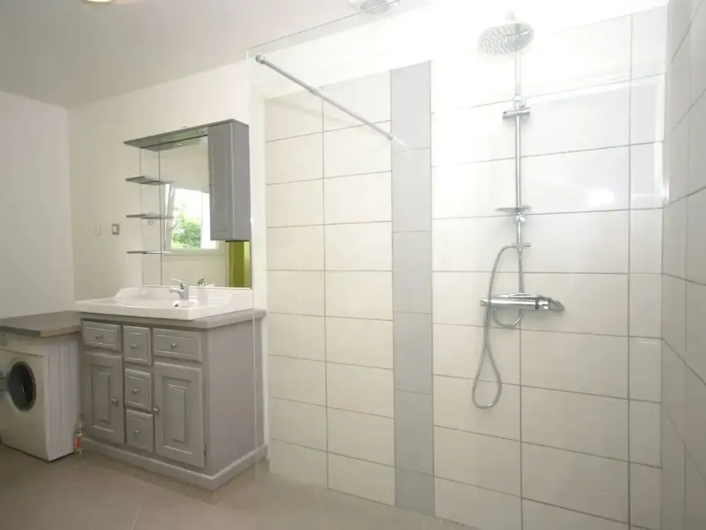 Chic Holiday Home in Pradons With Swimming Pool