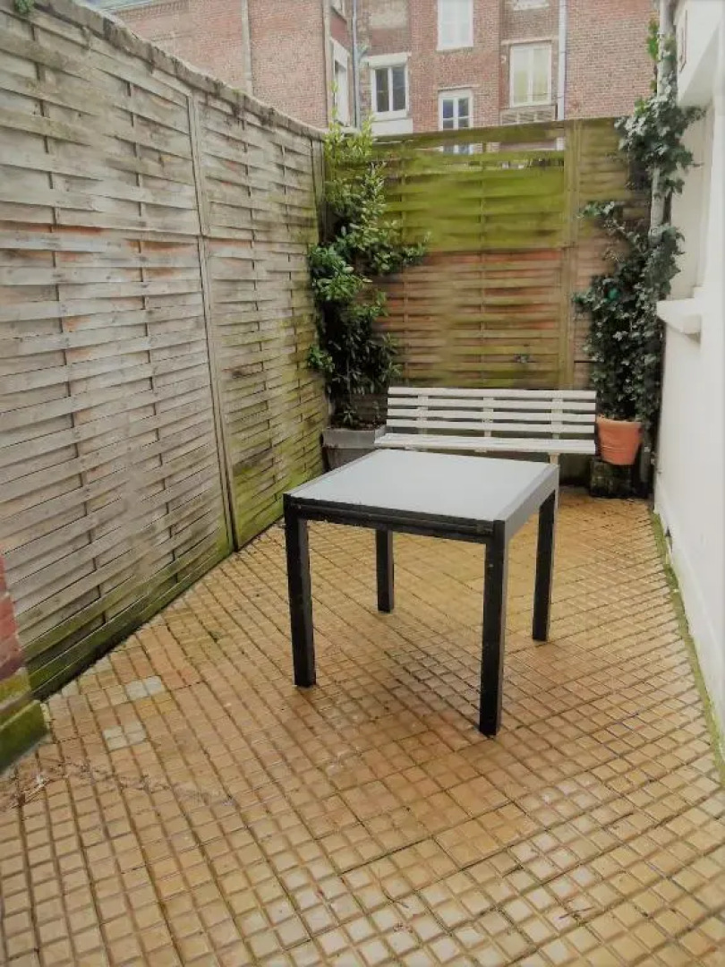 Appartement avec cour à 50m de la plage