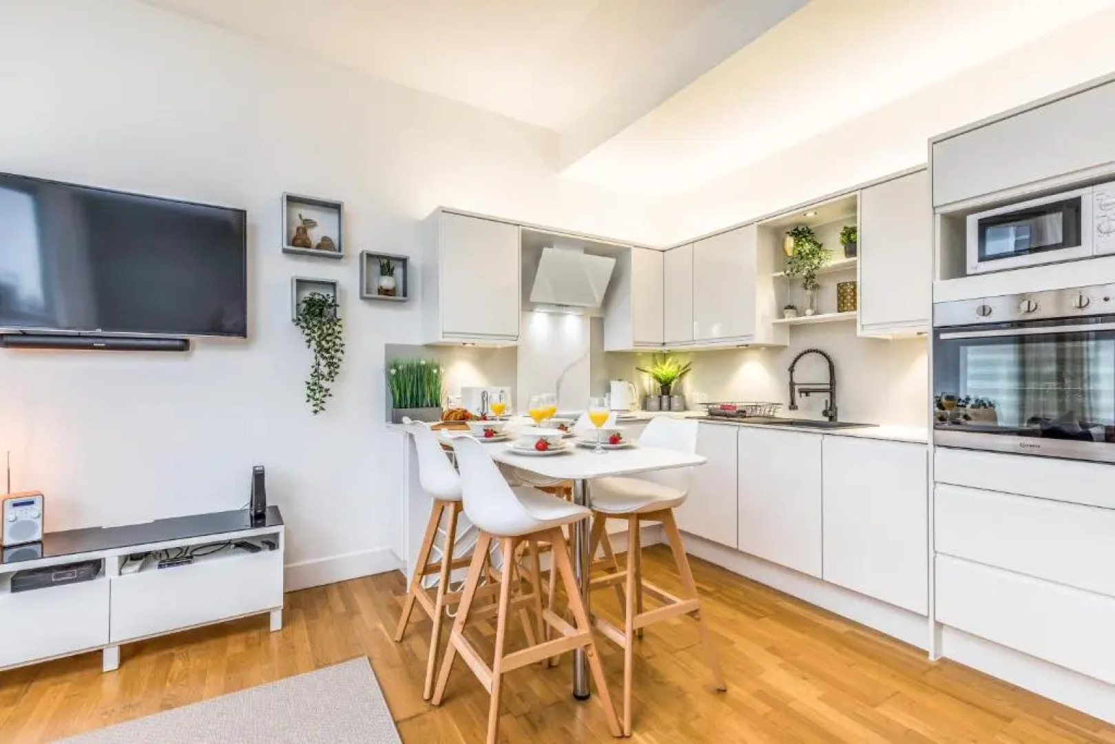 City & Beach at Your Reach - Courtyard & Parking