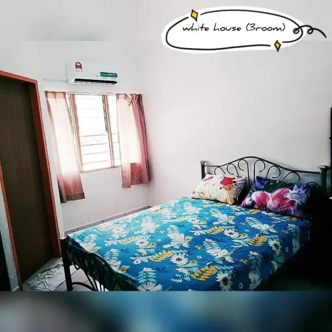 Pandai dickson Banglow white & yellow house