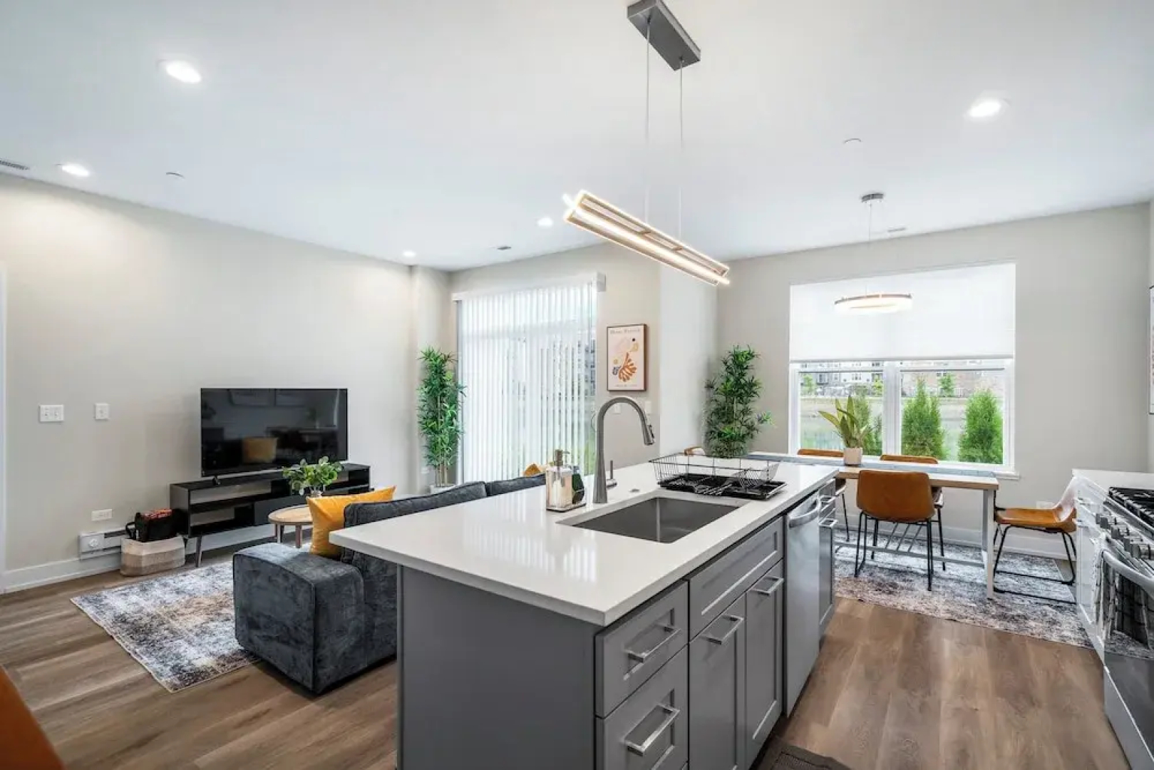 Spacious 4BR Warrenville Home- Rep 1