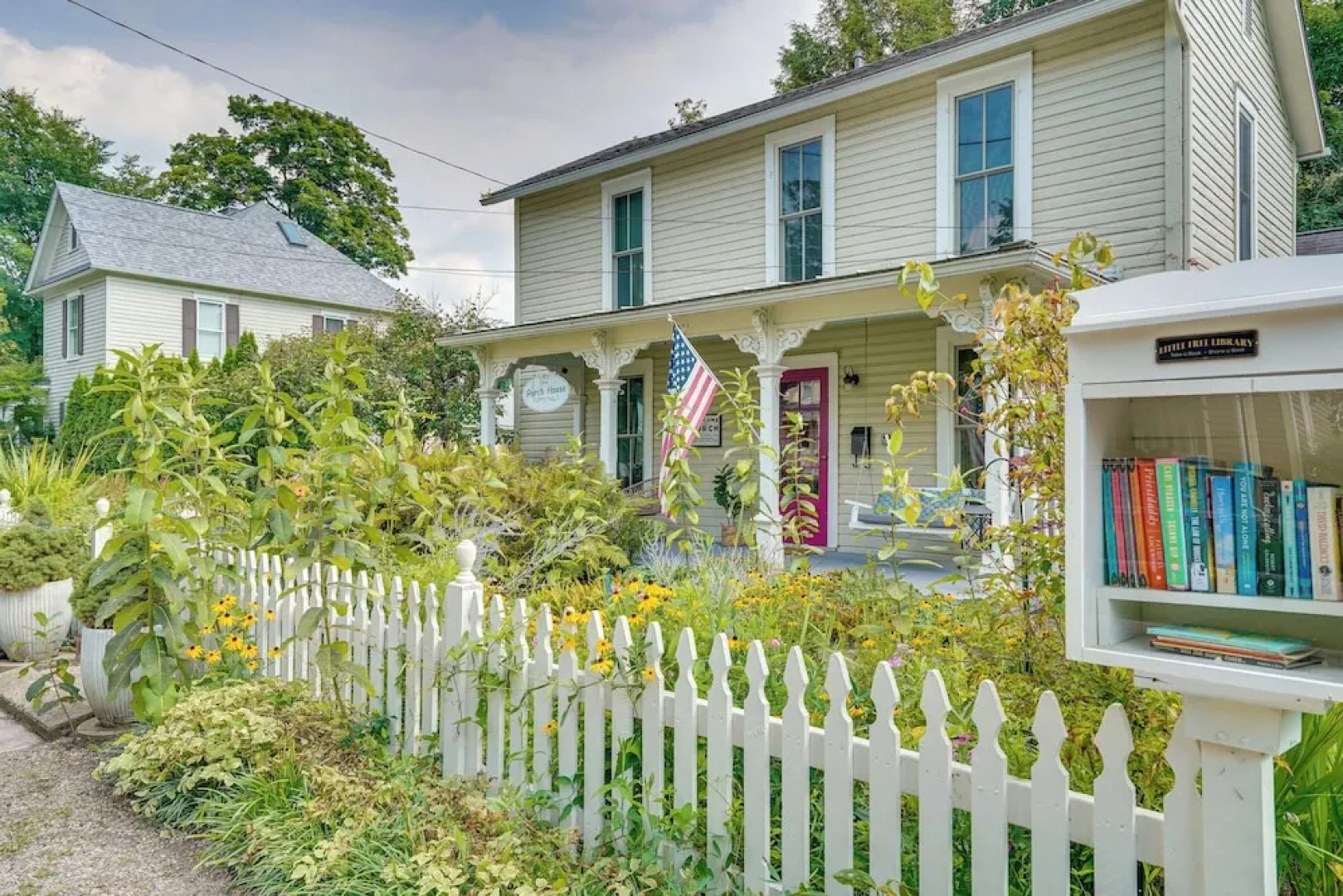 'the Porch House' Located in Historic Village