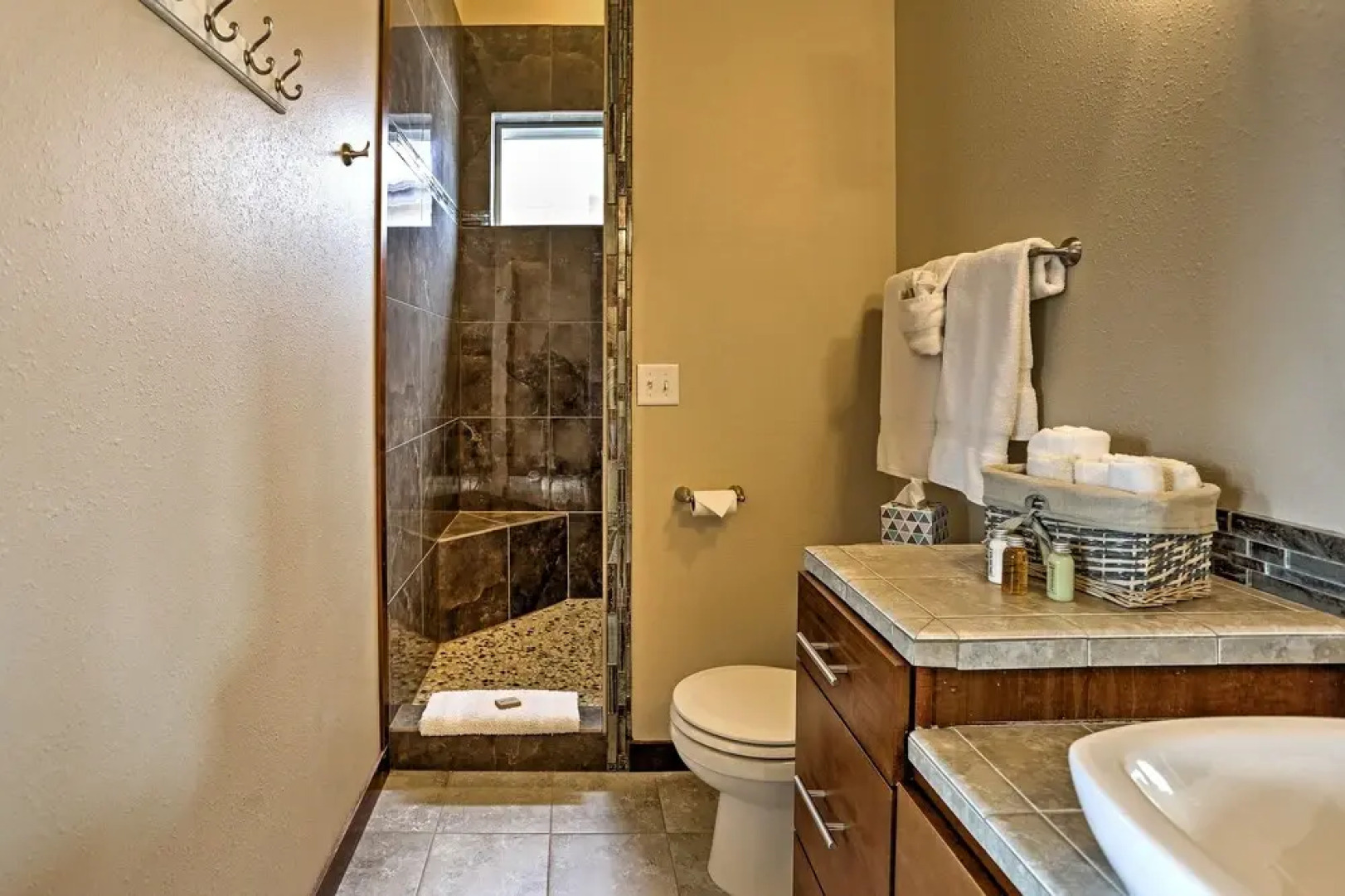 Breezy Lake Chelan Condo w/ Pool & Hot Tub Access!