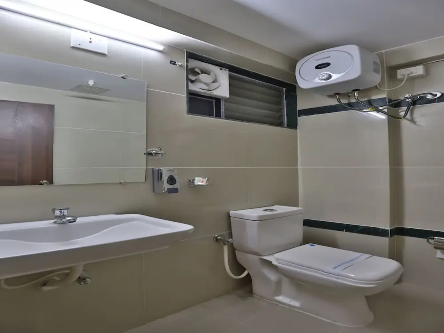 Collection O 12462 Hotel Shiv Inn