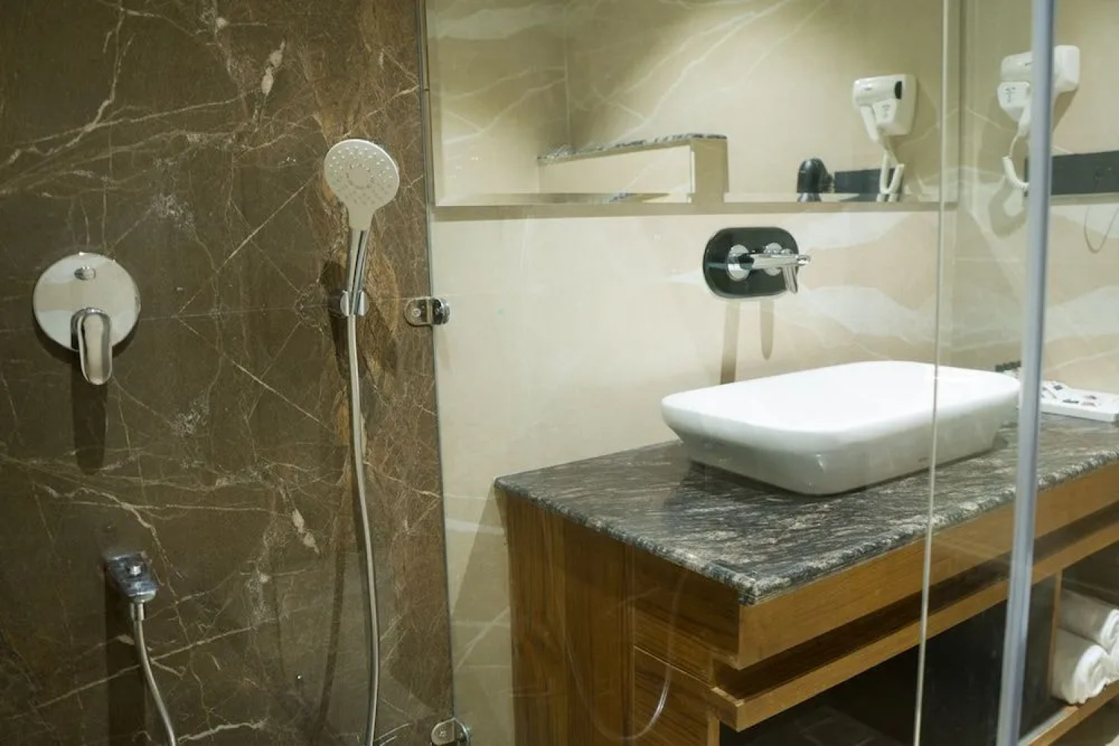 Hotel Clarks Inn Suites Kangra