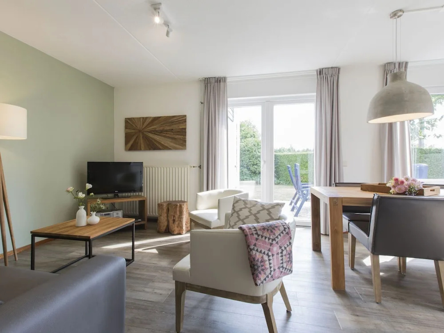 Comfortable Villa with Combi-Microwave in Green Surroundings