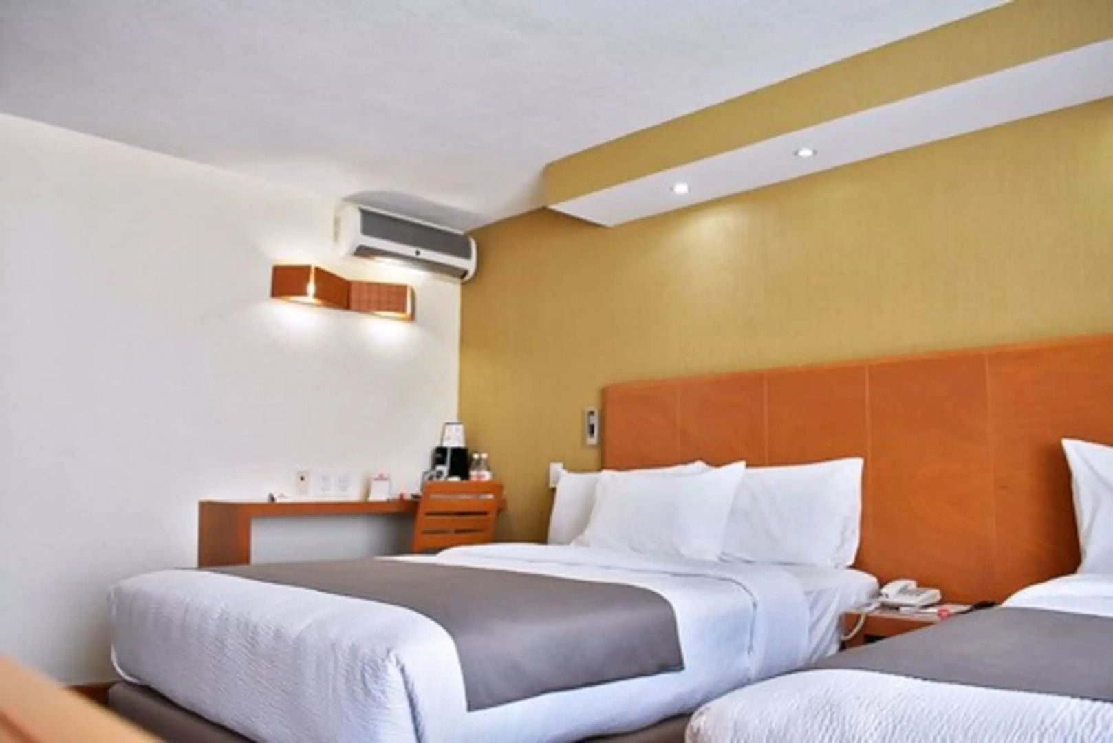 La Posada Hotel & Suites