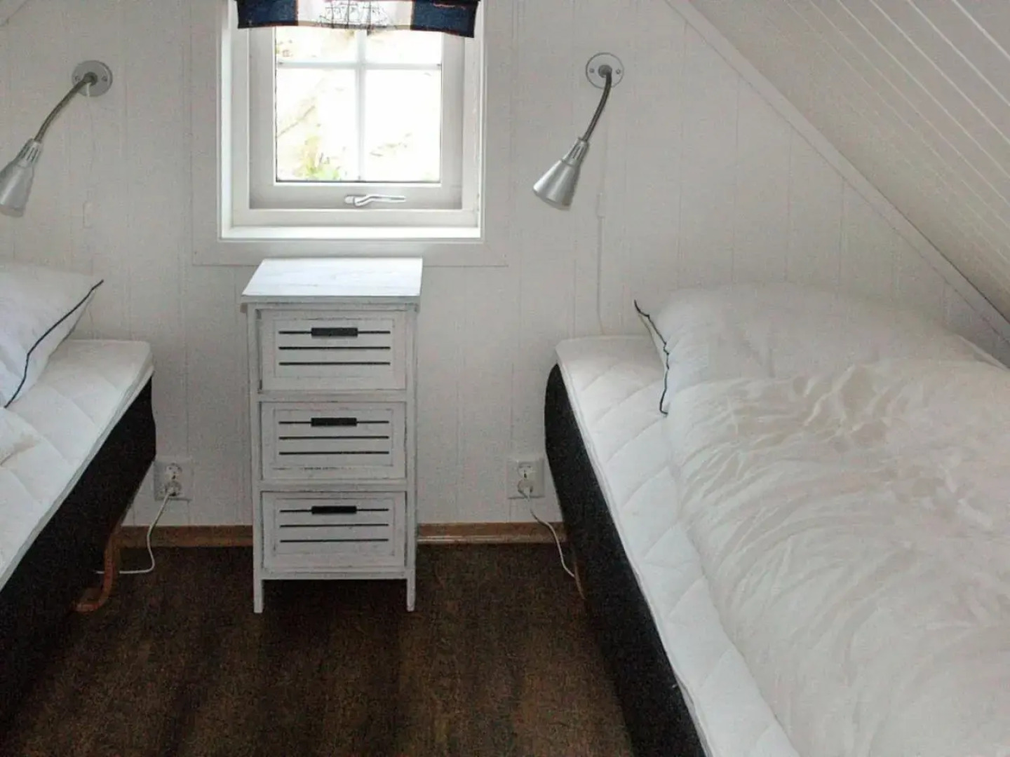 Four-Bedroom Holiday home in Urangsvåg