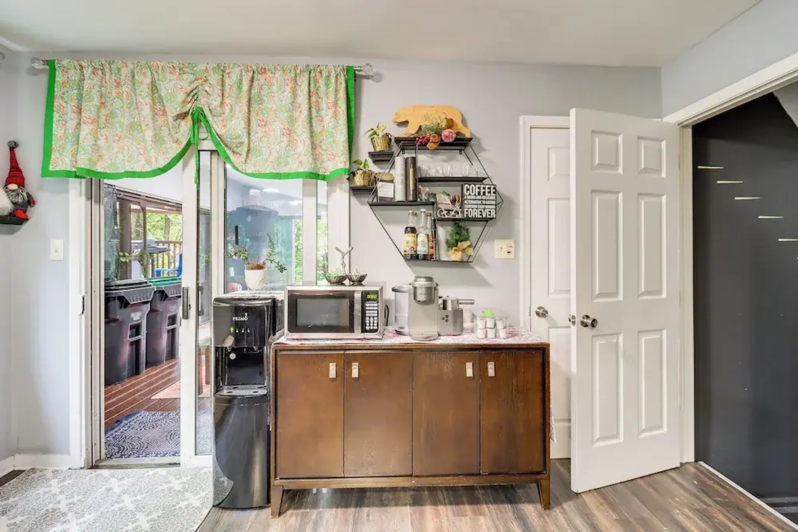 Long Pond Home w/ Hot Tub ~ 8 Mi to Kalahari!