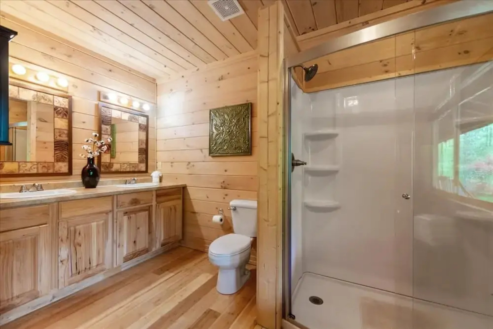 Firefly-pristine Mountain Cabin With hot tub Screened Porch Fire pit Wifi