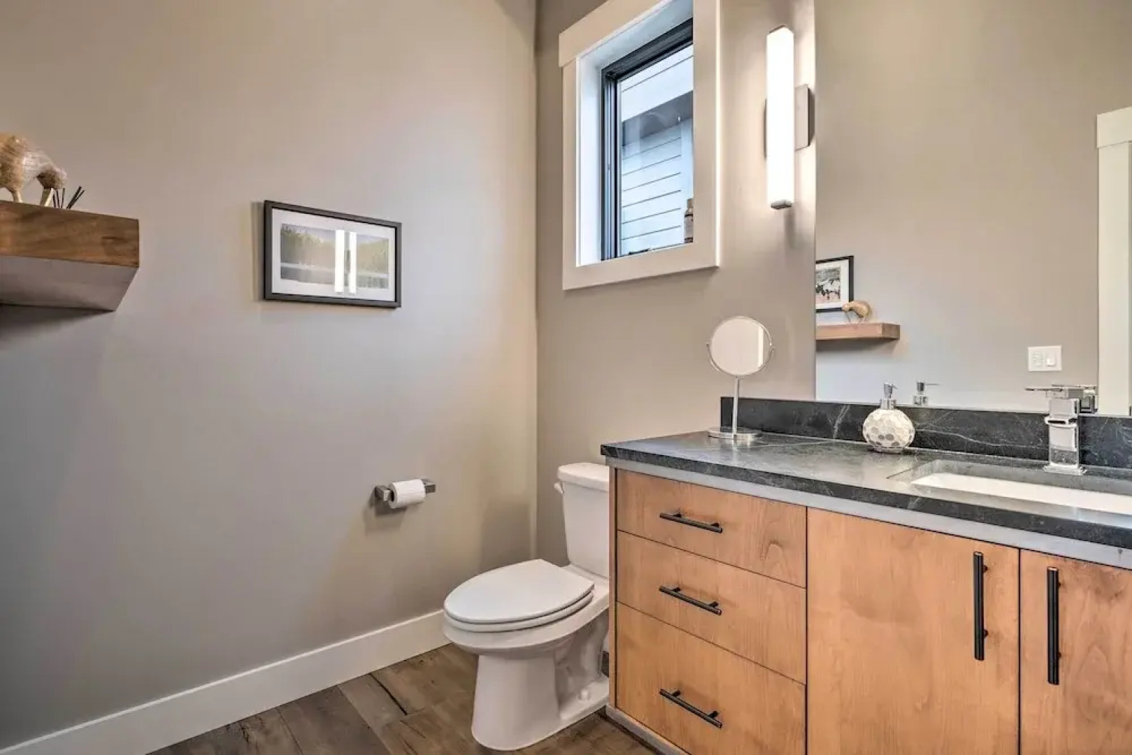 Lavish Lake Chelan Escape: Pool & Panoramic Views