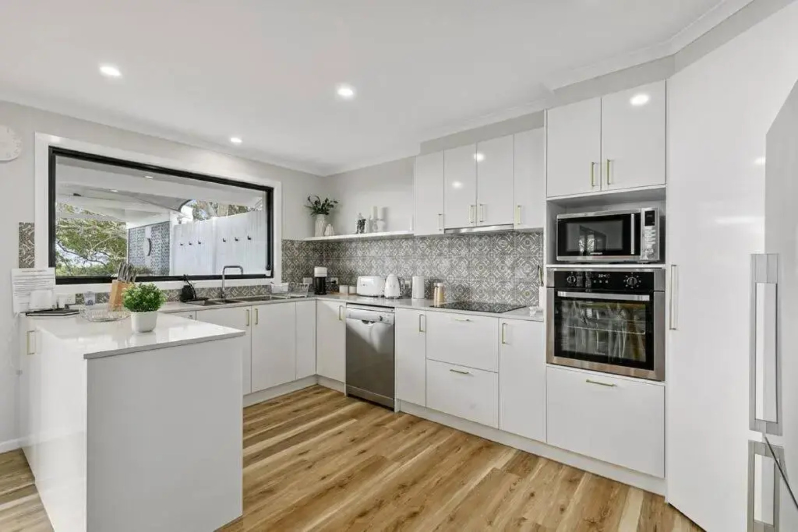 Yarabin - Luxury 6 Bedroom Home With Ocean Views