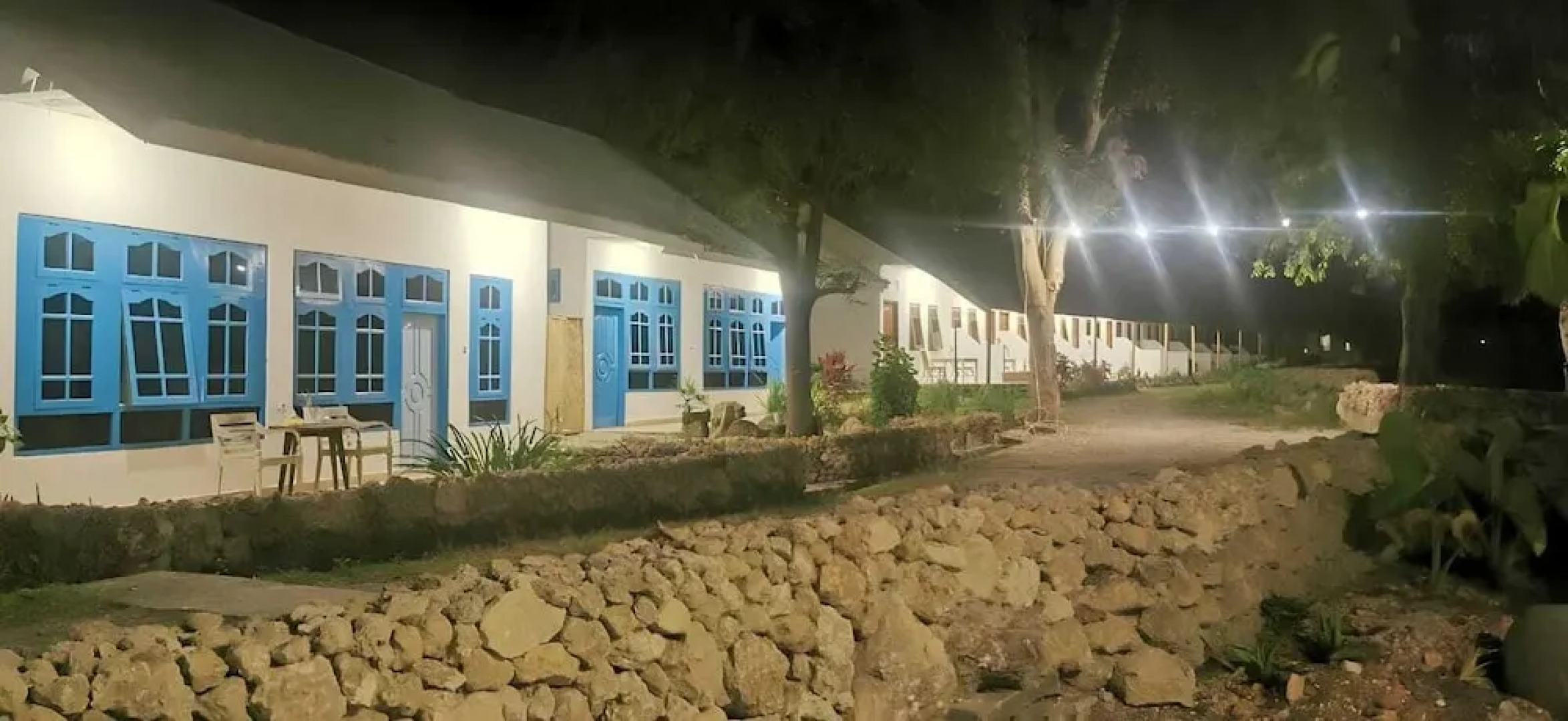 THE VILLAGE INN Rua Beach