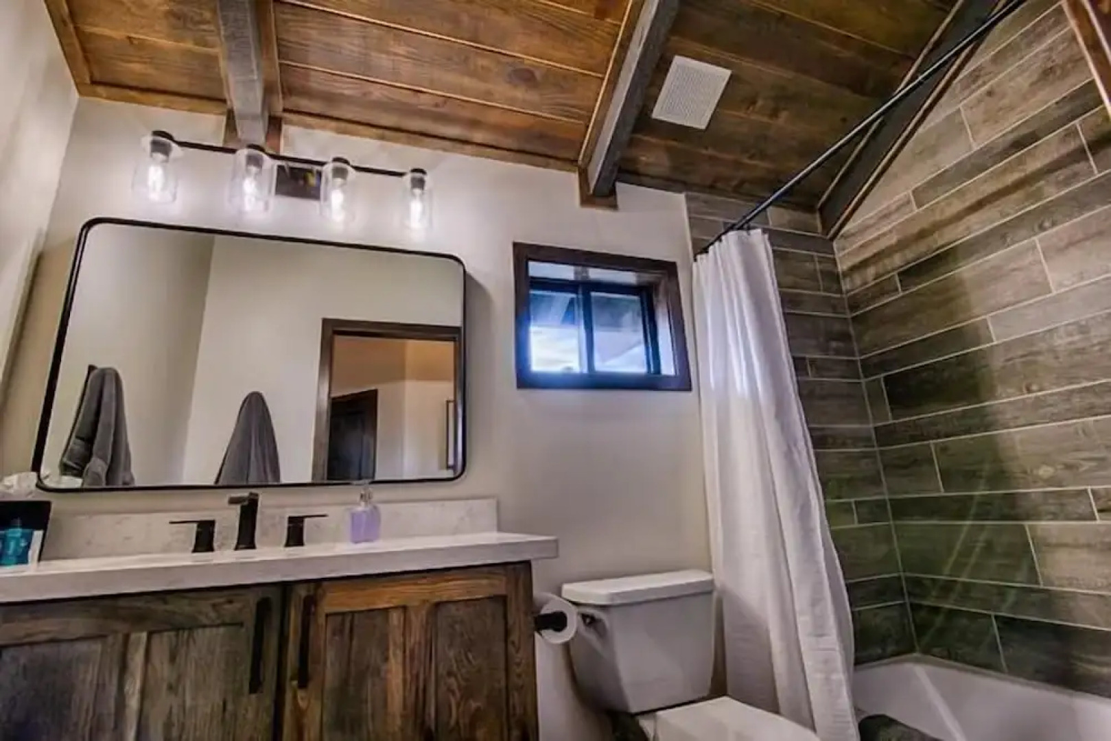 At Whispering Pines 4 Bedroom Home by RedAwning