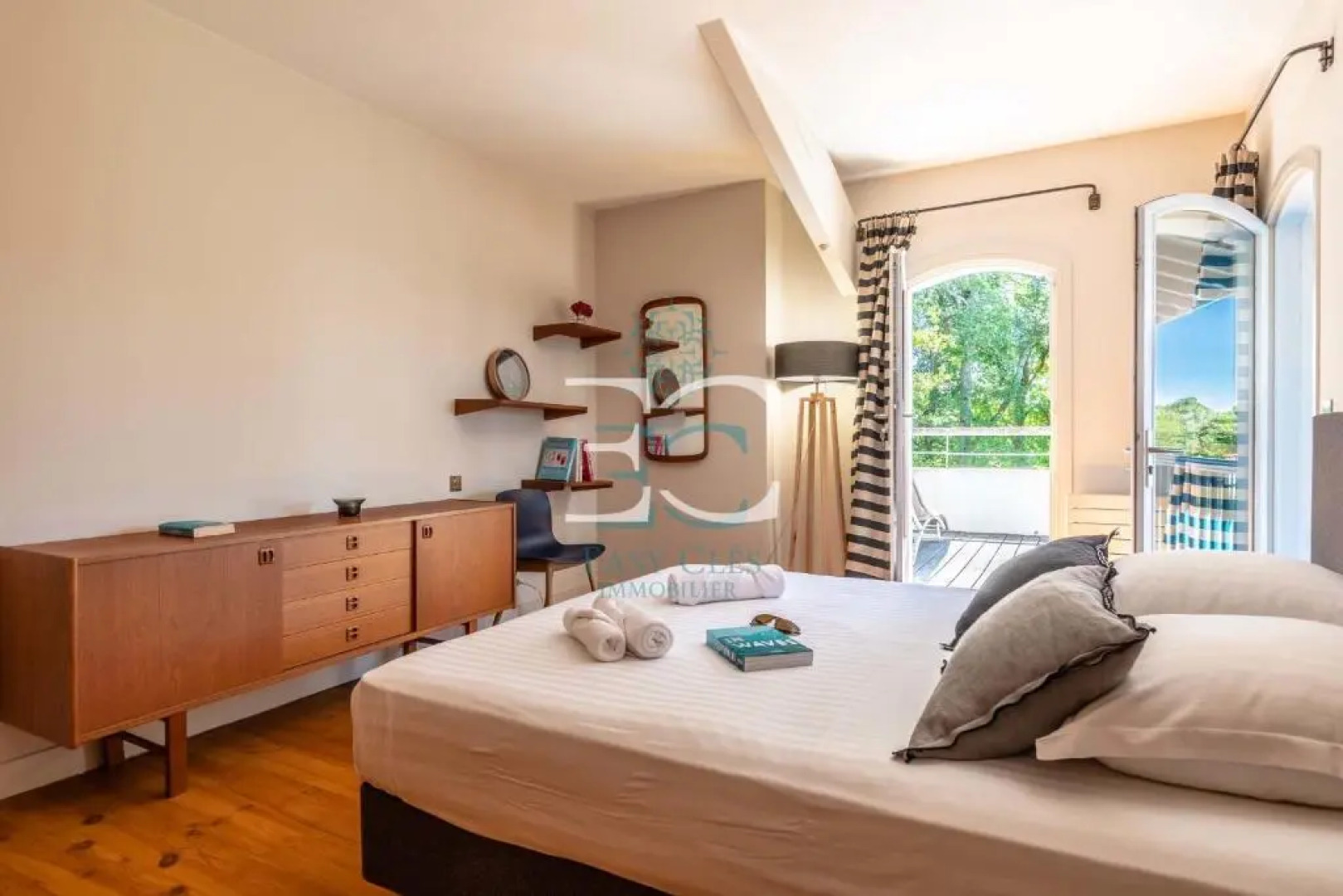 Easy Clés- Splendid 8 bedrooms property & pool