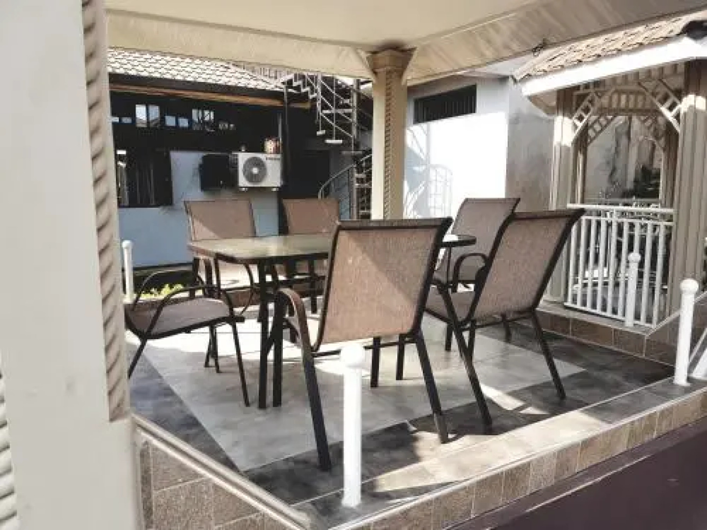 The Duke of Breeze Hotel