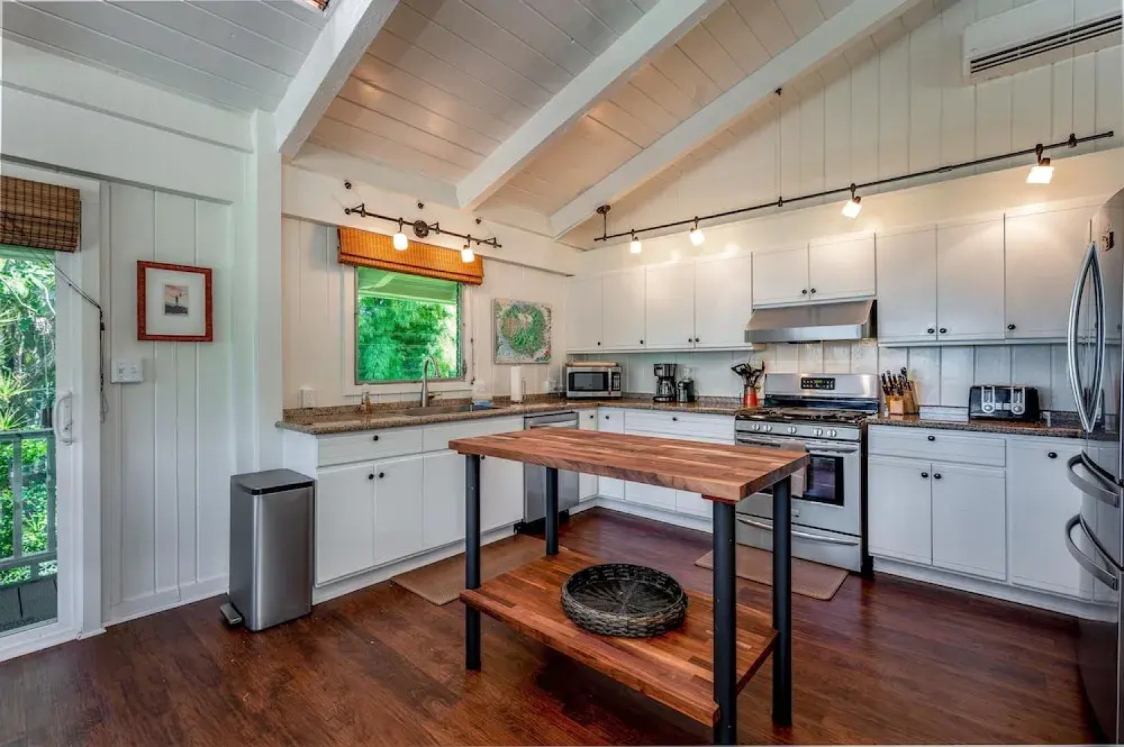 Hale Naninoa 5 Bedroom Home by RedAwning