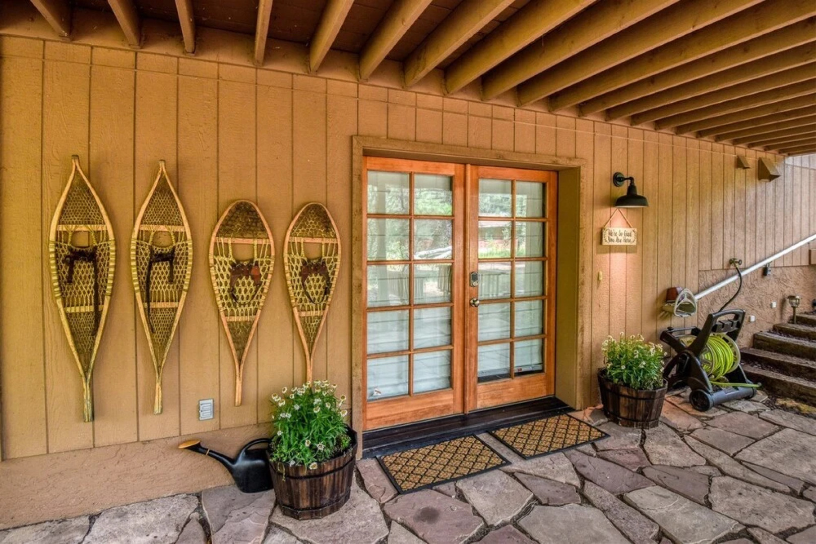 Cozy Hilltop Retreat