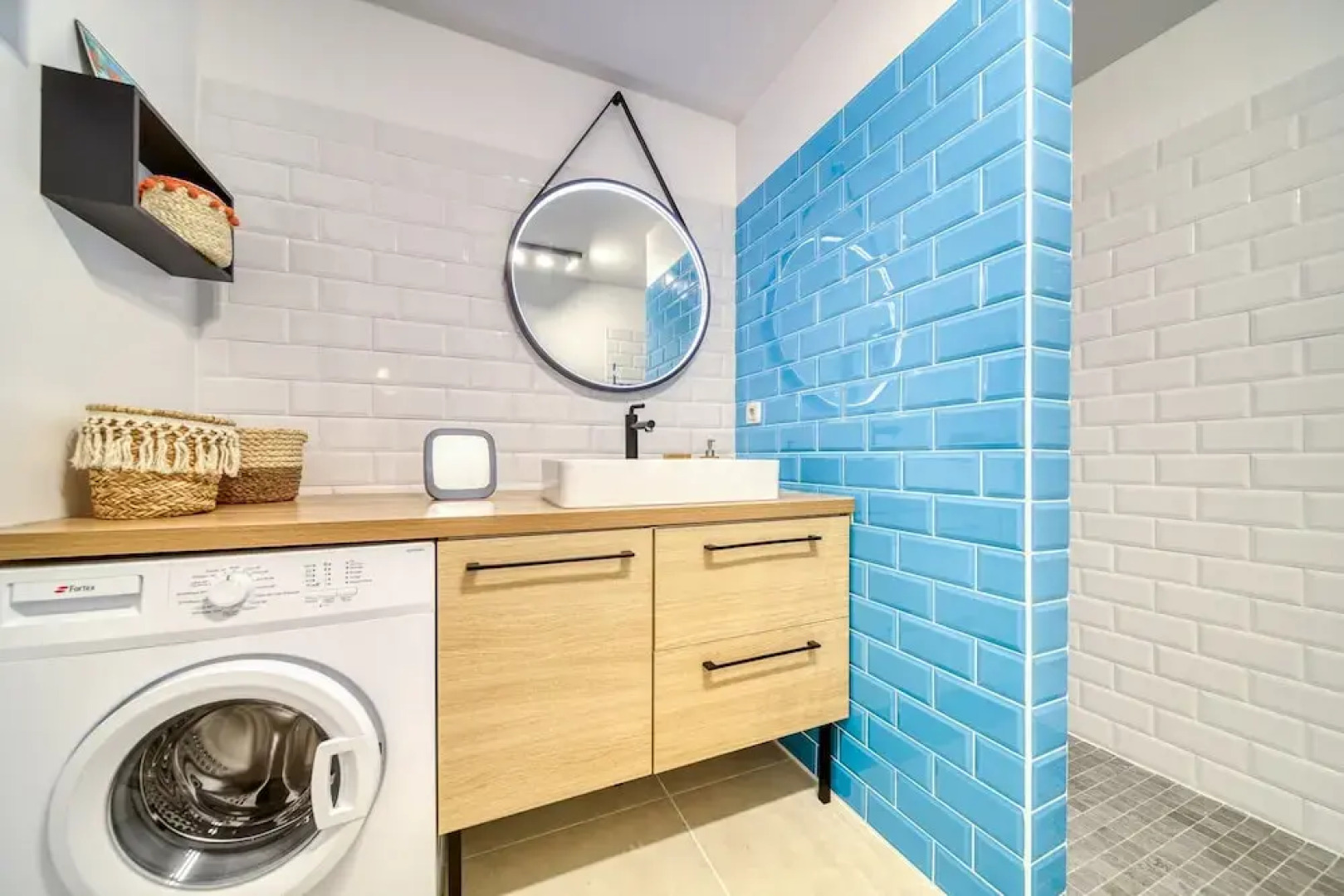 Modern Comfort by the Lagoon