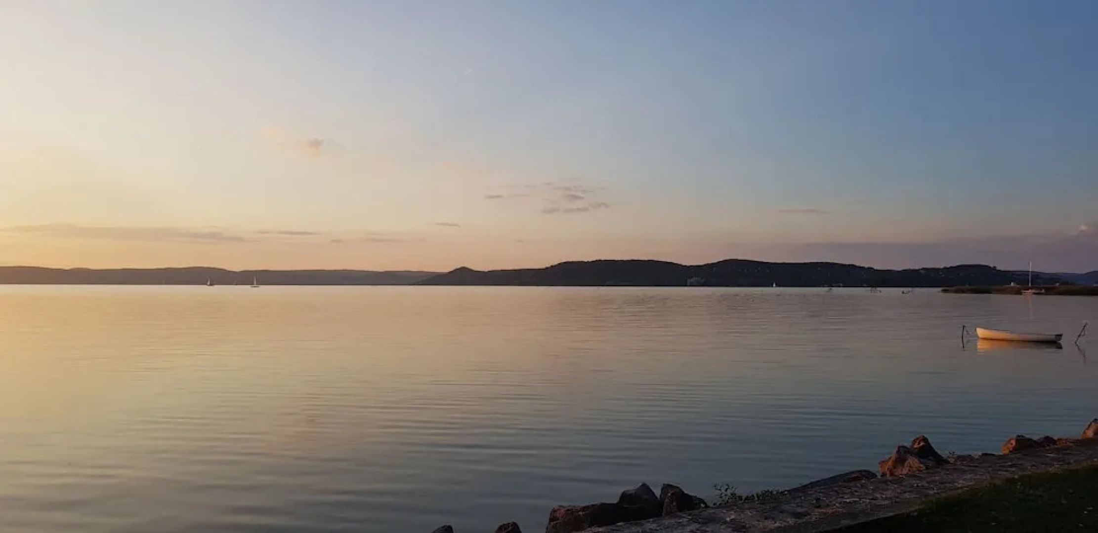 Sunshine Beach House  directly at the  lake