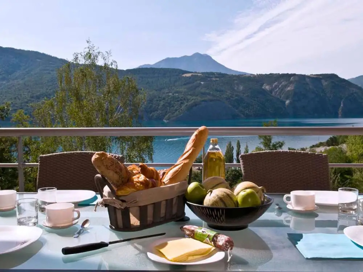Luxury Apartment With a View of the Mountain Lake of Chorges