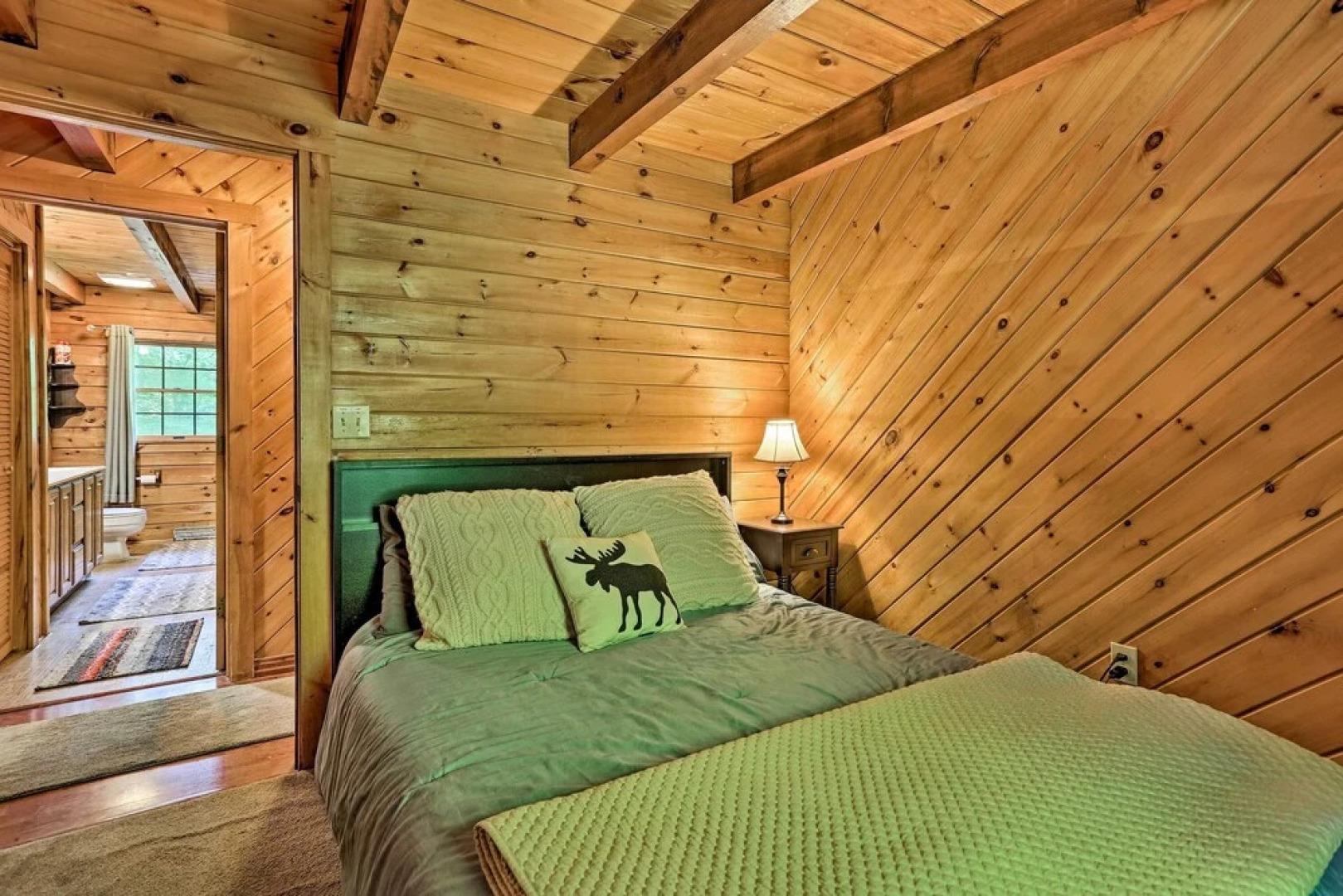 Spacious Cabin, 1 Block to Locust Lake Beach!