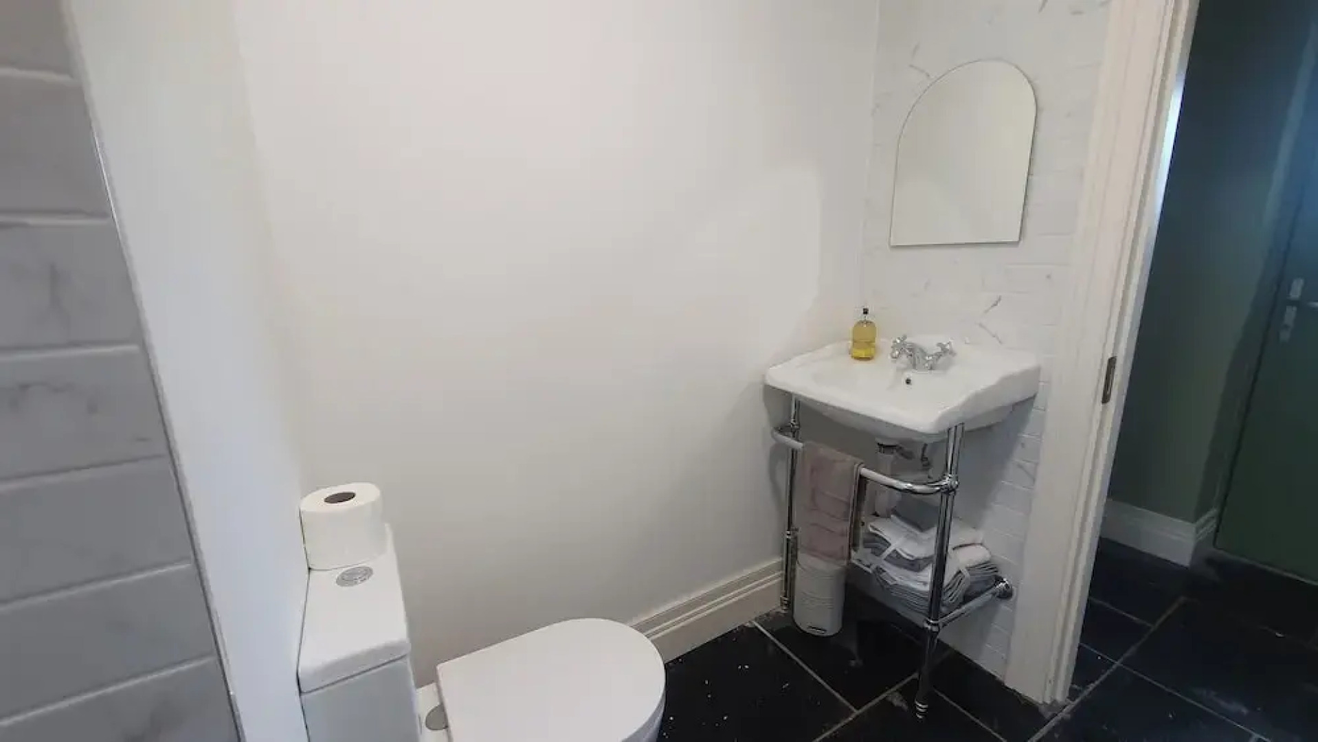 Apartment-sleeps2-parking-garden-patio