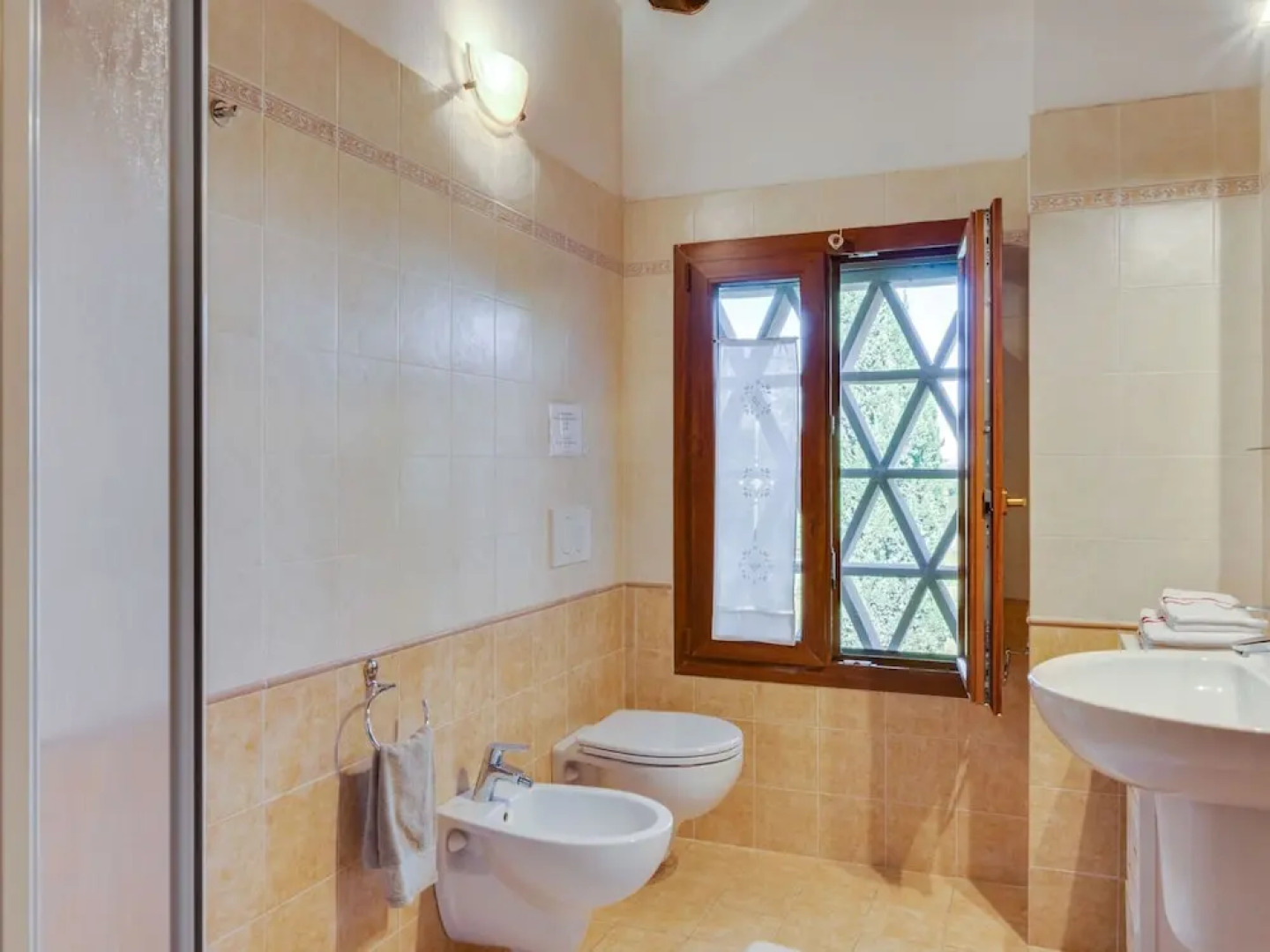 Farmhouse in Tuscany With Pool & Vineyard View