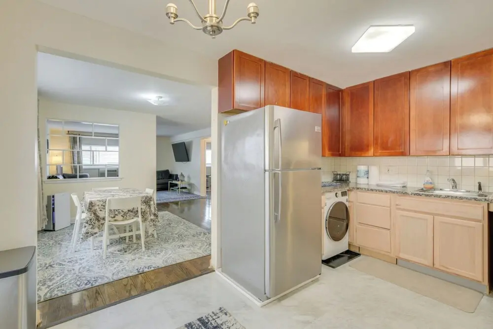 Walk to Train: Convenient Skokie Condo!